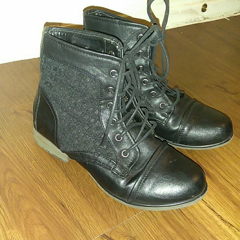 Combat boots